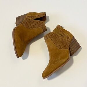Vince Camuto tan suede pointy toe booties Perforated leather Cognac suede Size 6